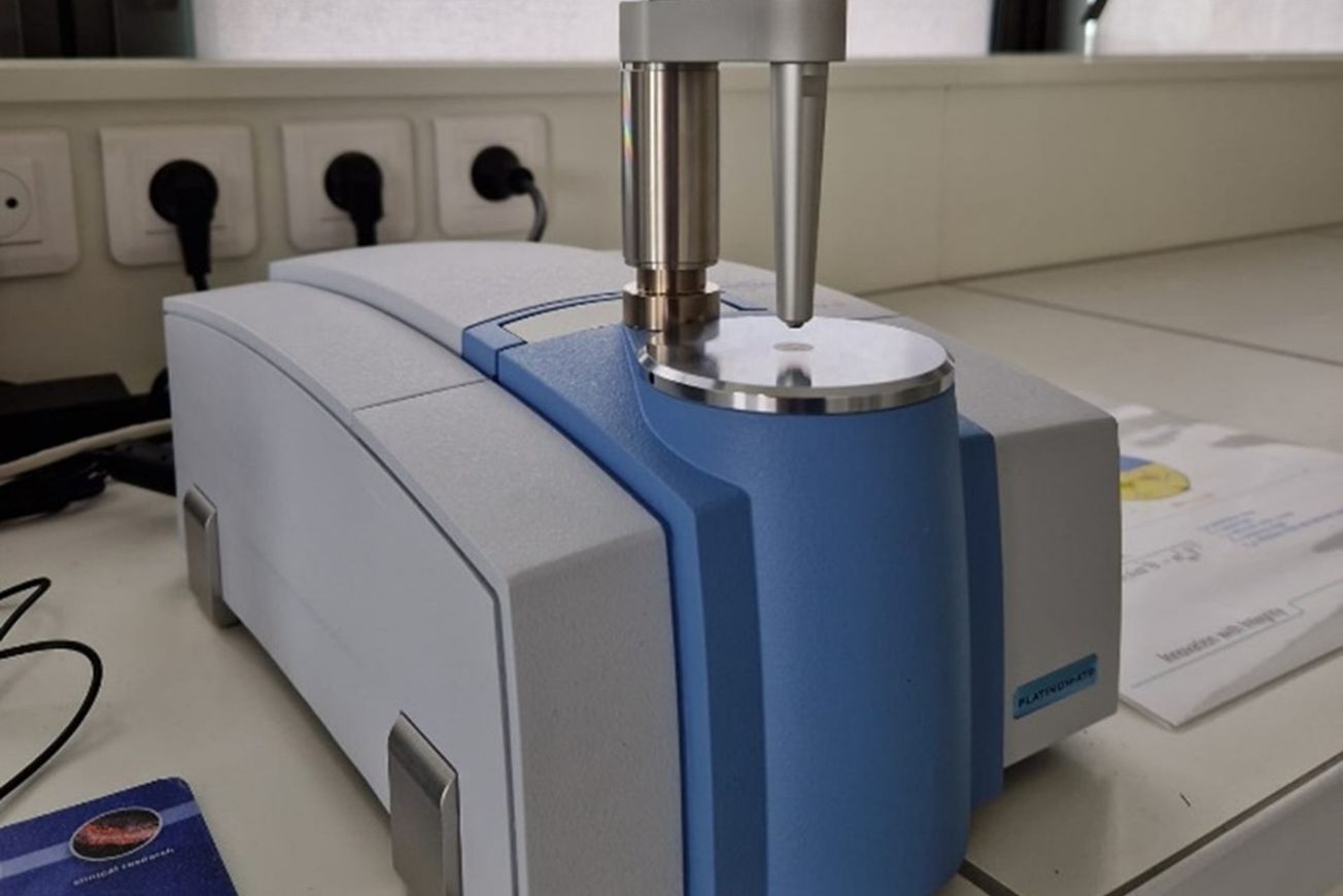 Spectroscopie infrarouge à transformée de Fourier (FTIR) / Fourier-transform infrared spectroscopy (FTIR)